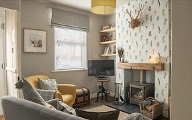 Luxury Cottage Nestled In The Heart Of Pickering - Pet Friendly